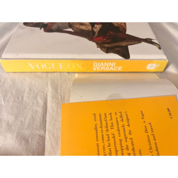 Vogue on Gianni Versace by Charlotte Sinclair. 2017 Hardcover - Picture 4 of 11